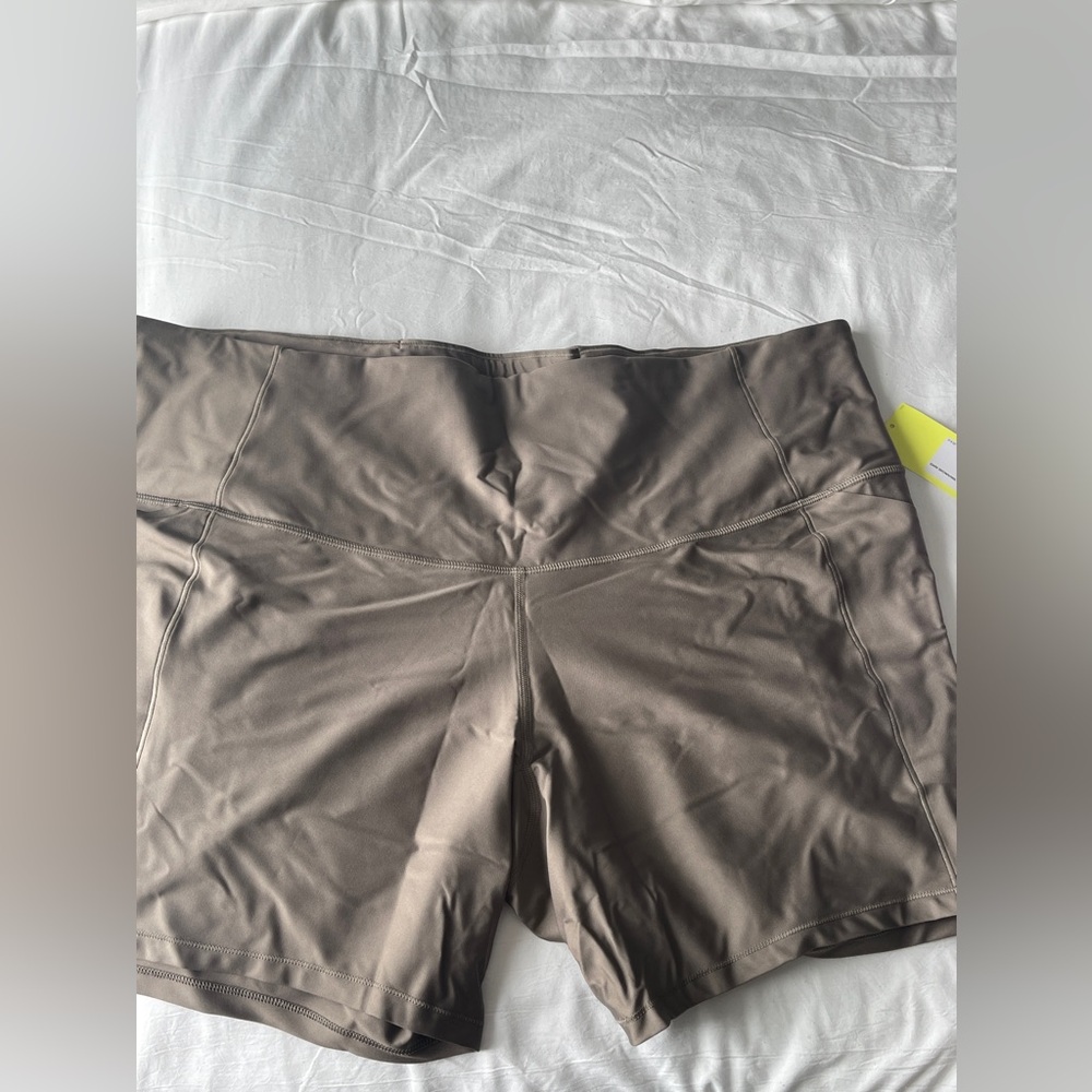 High rise shorts with pockets